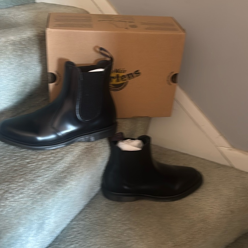 BRAND SPANKING NWT🤭💎💎💎💎
DOC MARTIN FLORA WOMEN SMOOTH black boot SIZE 10